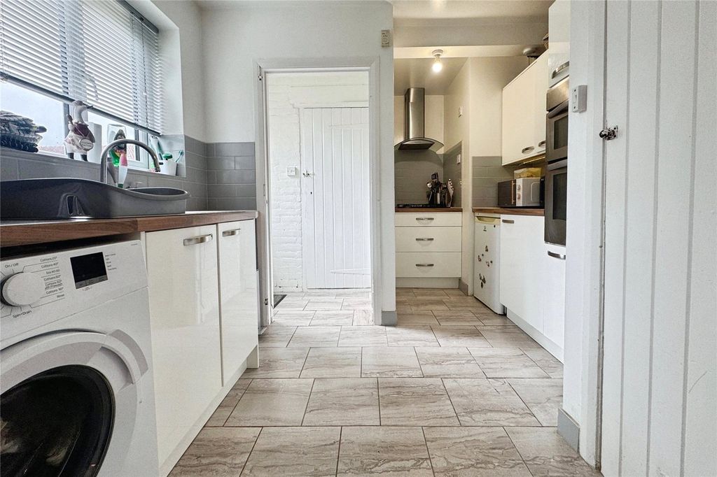 Property photo 2 of 10 Kitchen
