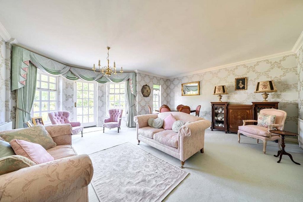 Property photo 3 of 17 Sitting Room