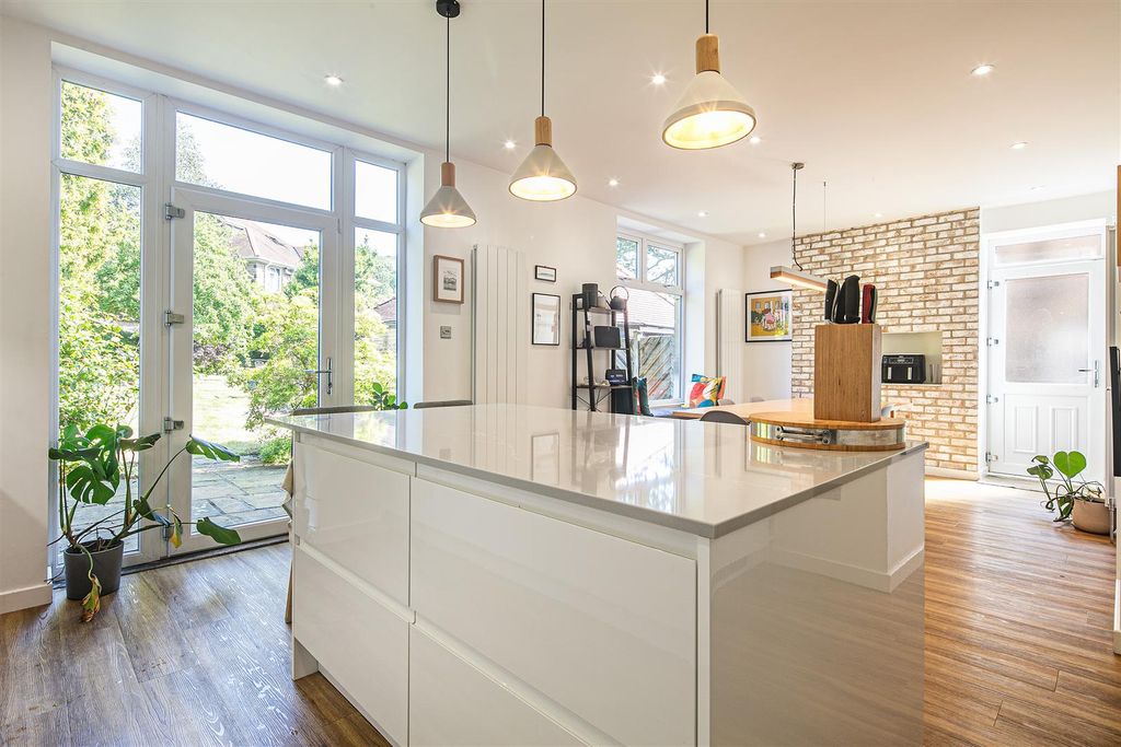 Property photo 3 of 31 Kitchen