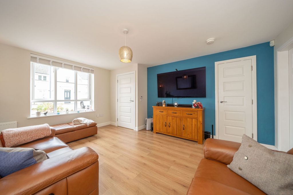 Property photo 2 of 31 Lounge