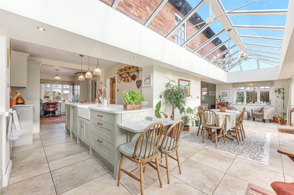 Property photo 2 of 20 Kitchen/Orangery