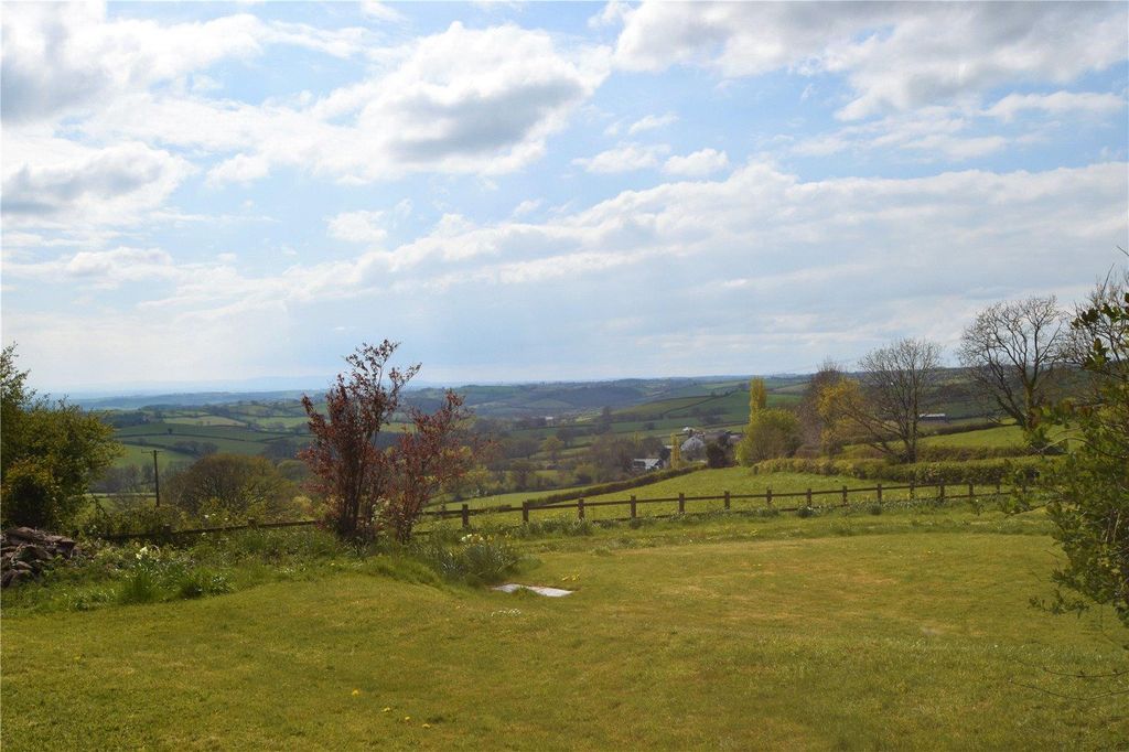 Property photo 2 of 9 Tiverton Seddons