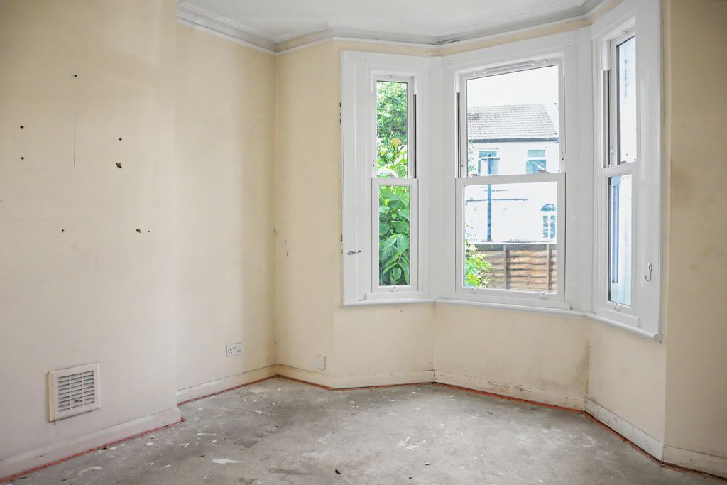 Property photo 2 of 21 101 Eardley Road, Streatham, London Sw16 6Db