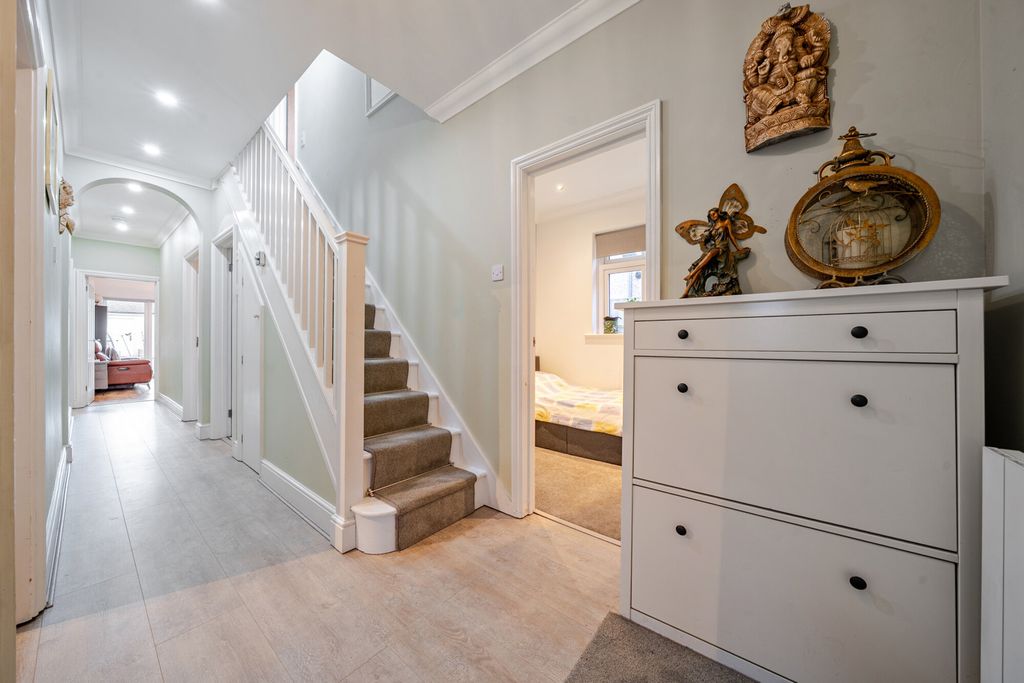 Property photo 2 of 21 Hallway