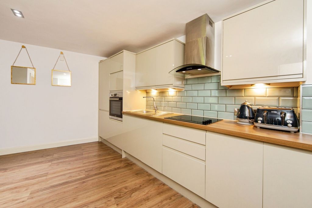 Property photo 3 of 20 Pbox-Img.Jpg