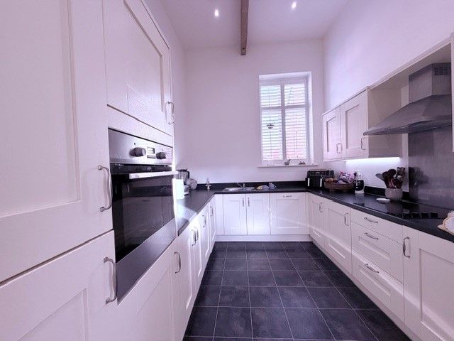 Property photo 3 of 9 Kitchen