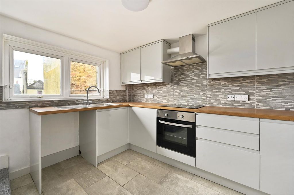 Property photo 3 of 9 Kitchen