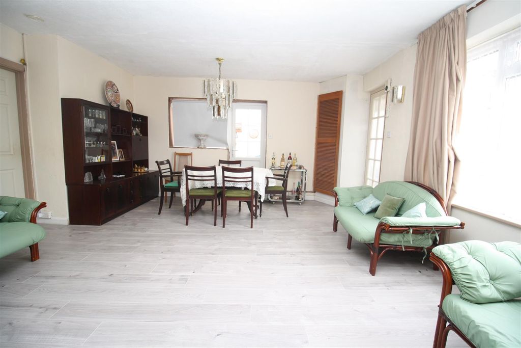 Property photo 2 of 15 63 Shelley Lounge c.Jpg