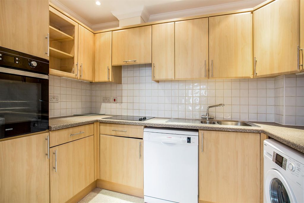 Property photo 3 of 11 Kitchen