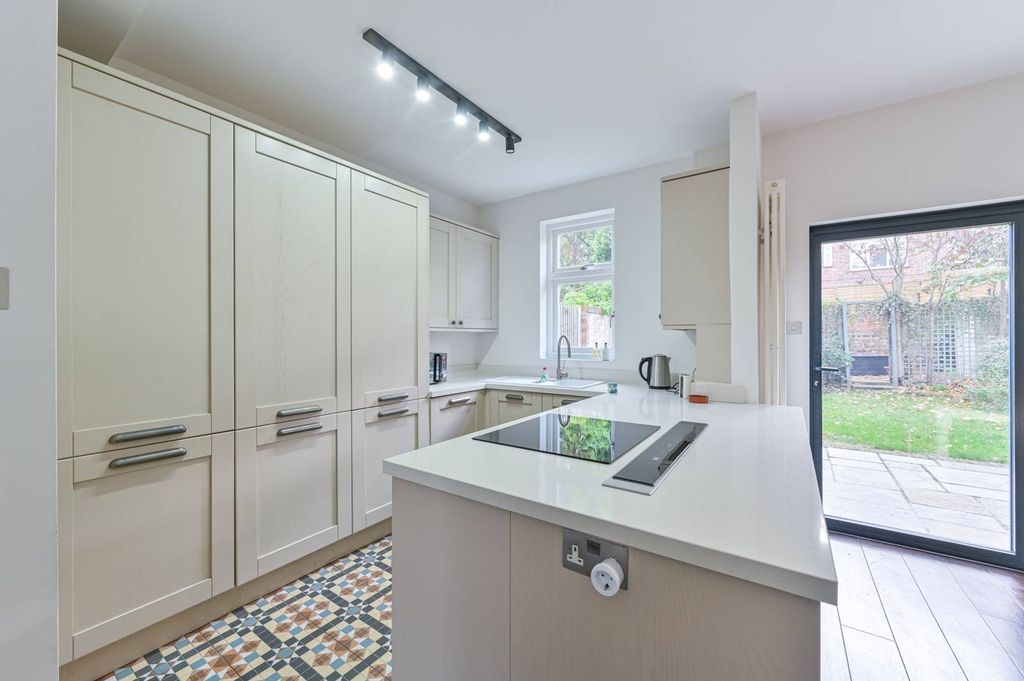 Property photo 3 of 28