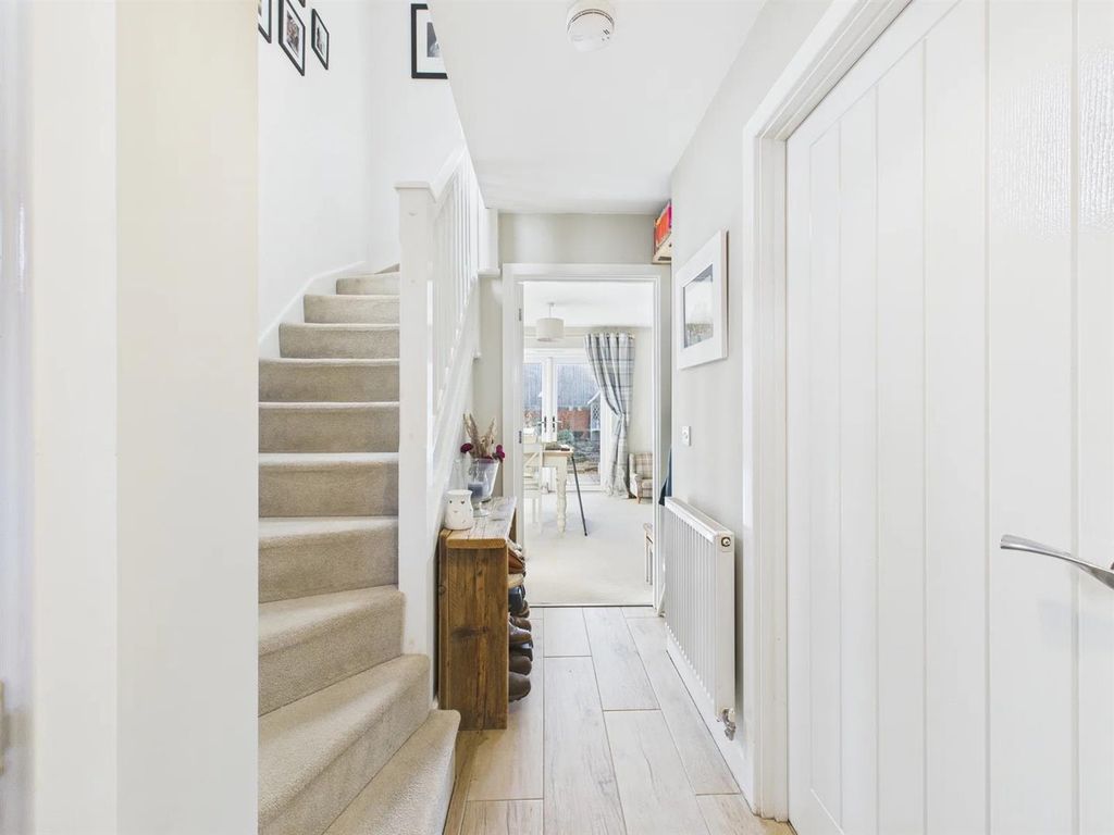 Property photo 3 of 14 Hallway