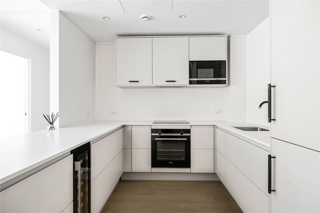 Property photo 3 of 10 Kitchen