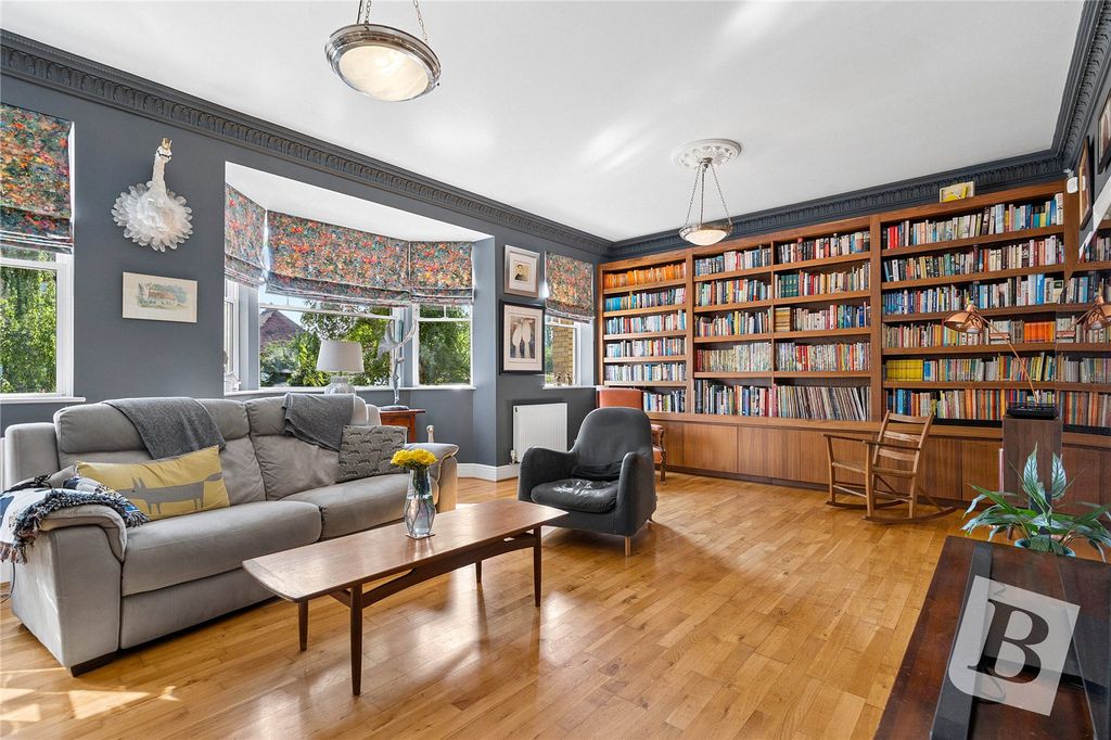 Property photo 3 of 18 Living Room