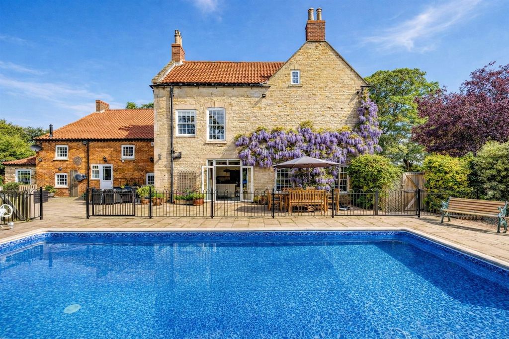 Property photo 3 of 38 Pool_Brochure_Master.Jpg