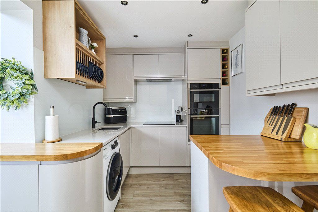 Property photo 3 of 17 Kitchen