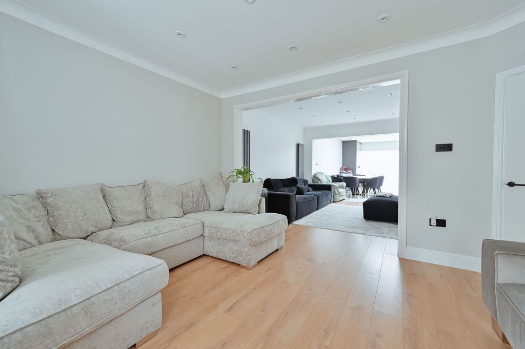 Property photo 2 of 18
