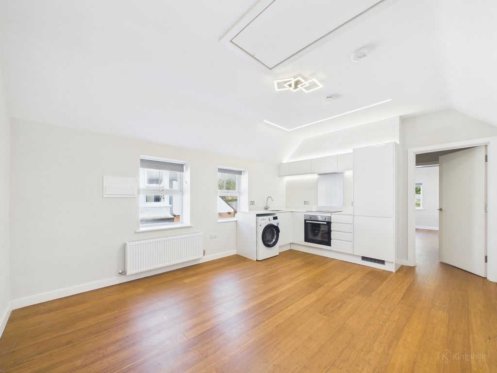 Property photo 2 of 11 Cam02136G0-Pr0562-Still003