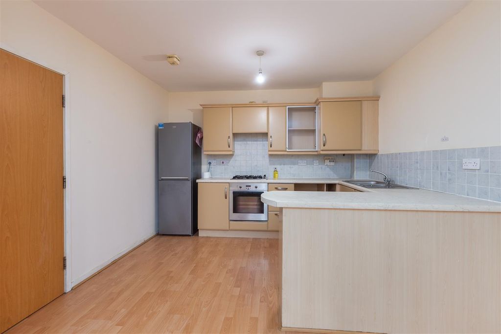 Property photo 2 of 12 18 Royal Court-5.Jpg