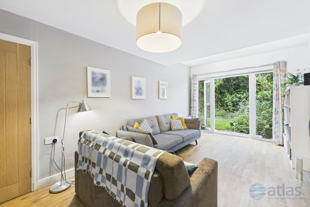 Property photo 3 of 20 Lounge