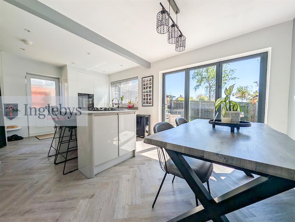 Property photo 2 of 34