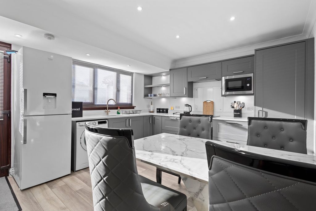 Property photo 3 of 31