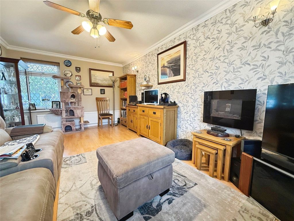 Property photo 3 of 12 Lounge