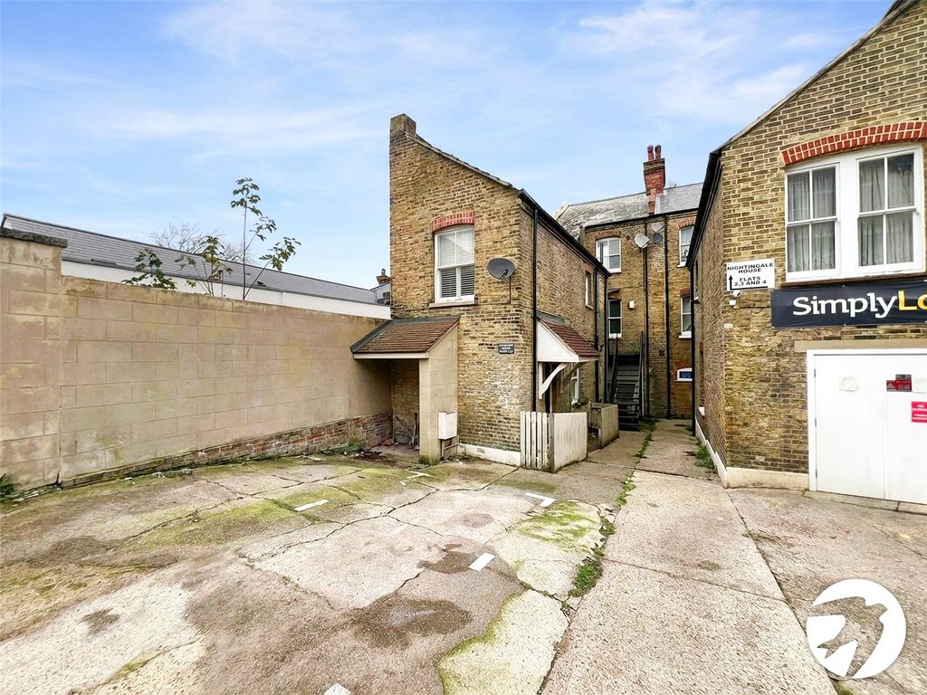 Property photo 2 of 9 Entrance