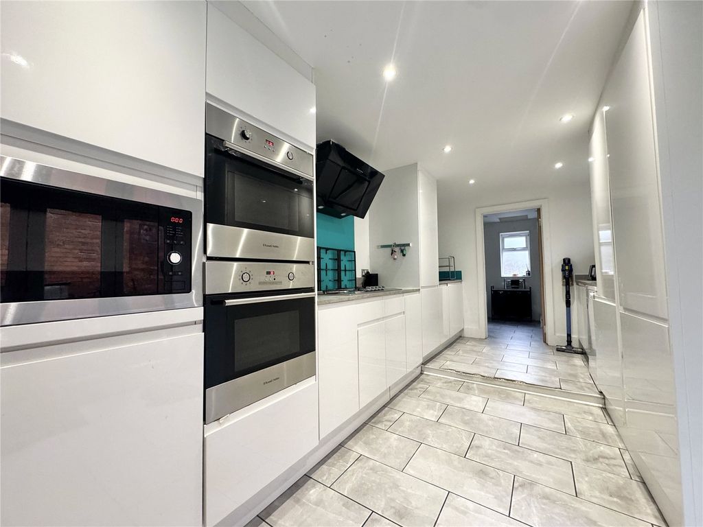 Property photo 2 of 14 Picture No. 11