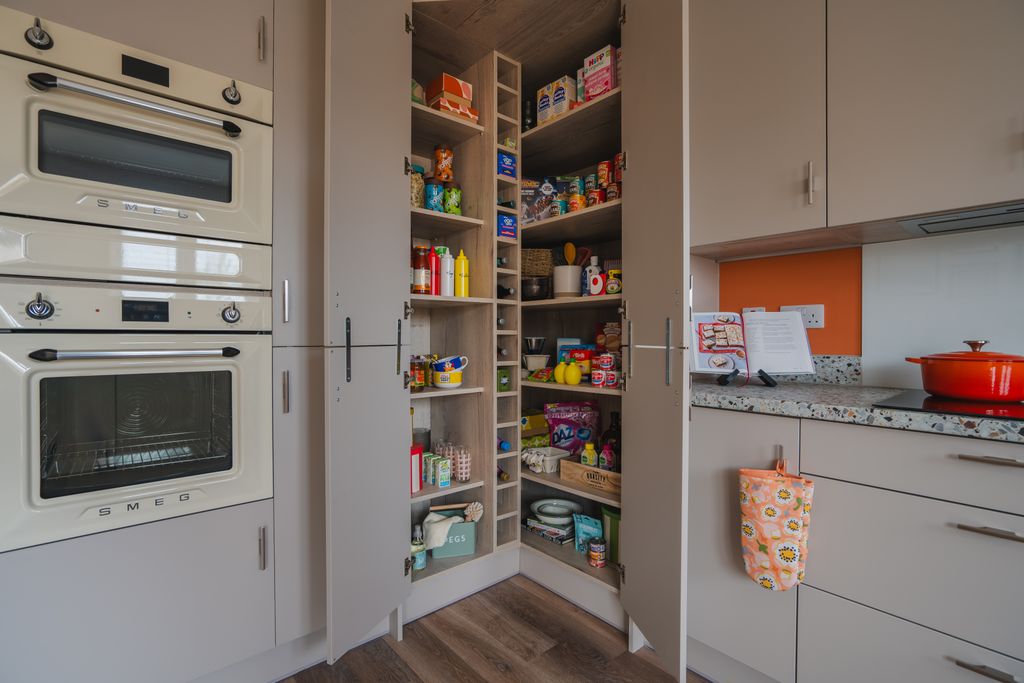 Property photo 2 of 10 Kitchen
