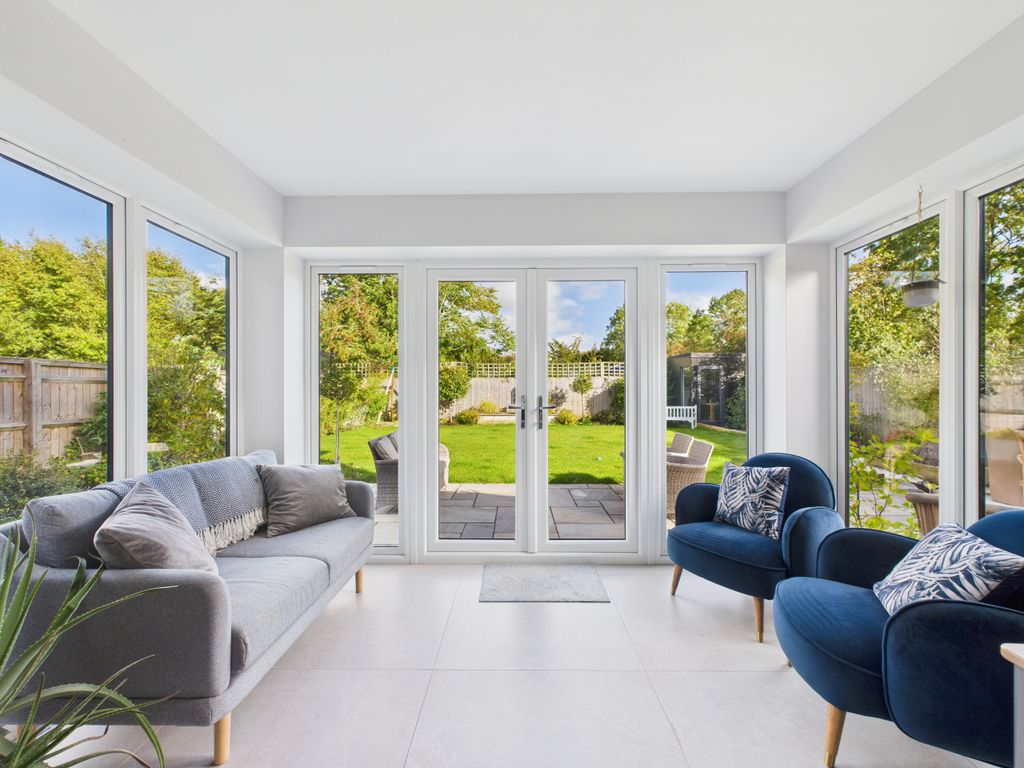 Property photo 3 of 26 Sitting1