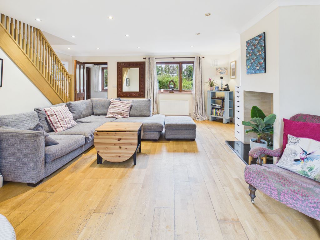 Property photo 2 of 11 Lounge