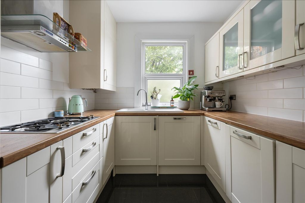Property photo 3 of 21 Forest Road, E17