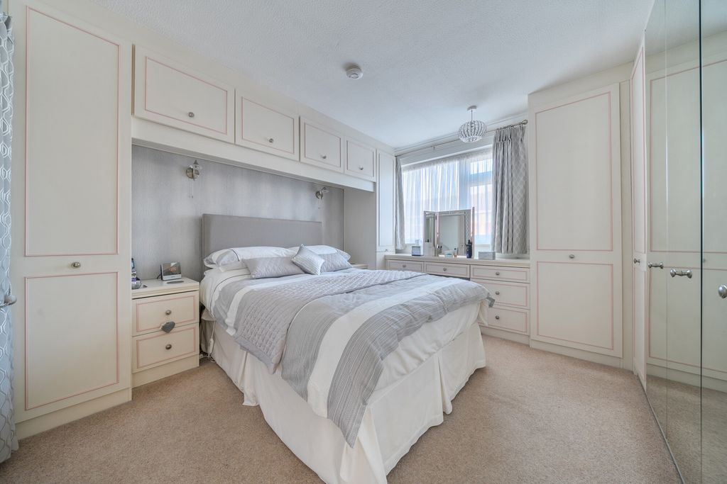 Property photo 2 of 21 Bedroom