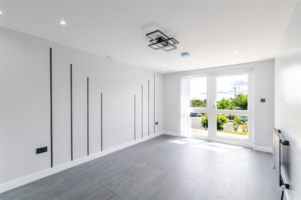 Property photo 3 of 17 Living 4.Jpg