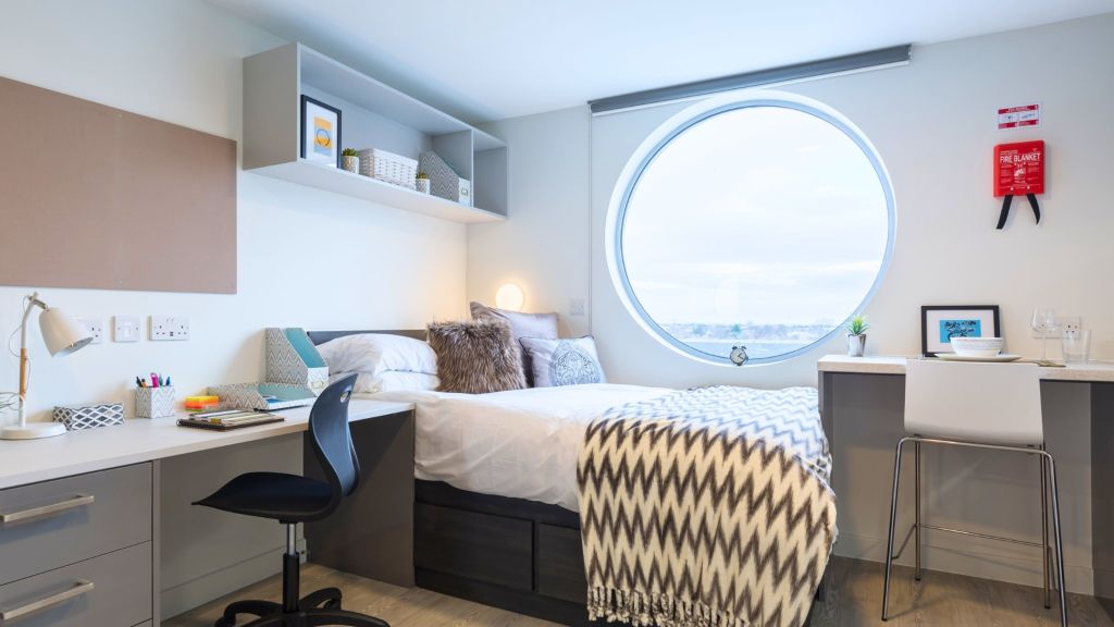 Property photo 1 of 9 Bedroom