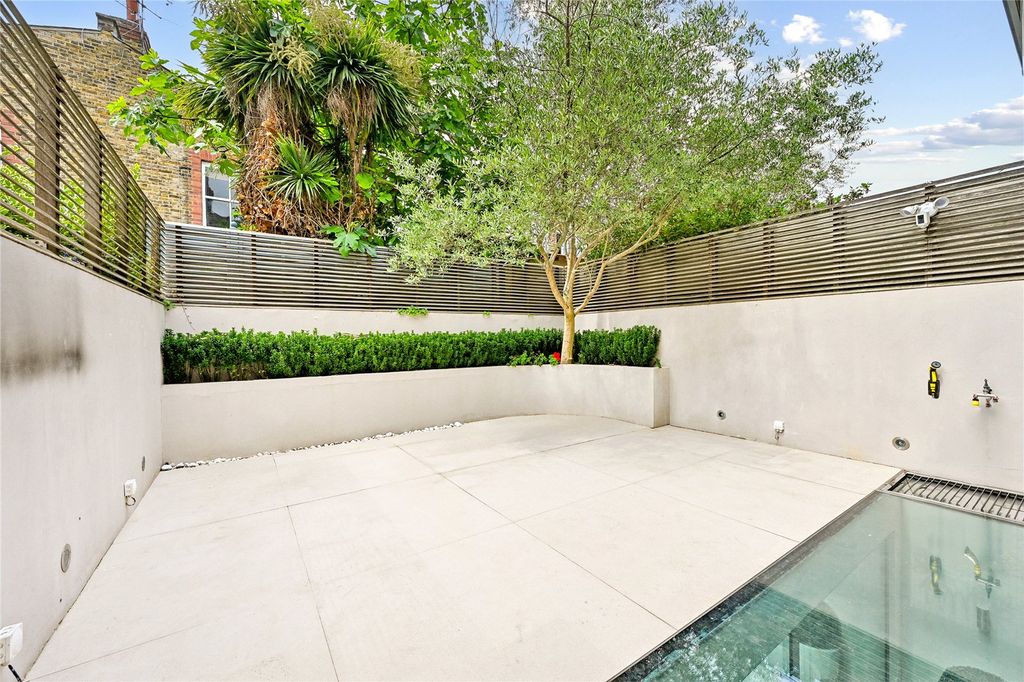 Property photo 3 of 10 Garden