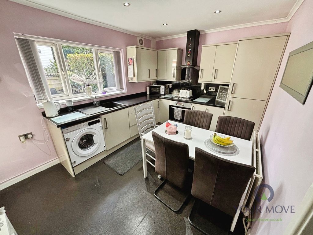 Property photo 3 of 20 Kitchen