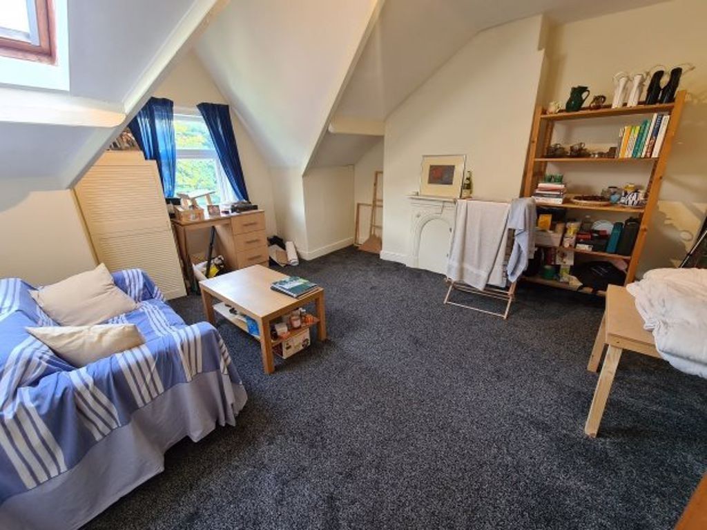 Property photo 1 of 7 A Spacious And Cozy Master Bedroom Featuring A Com...