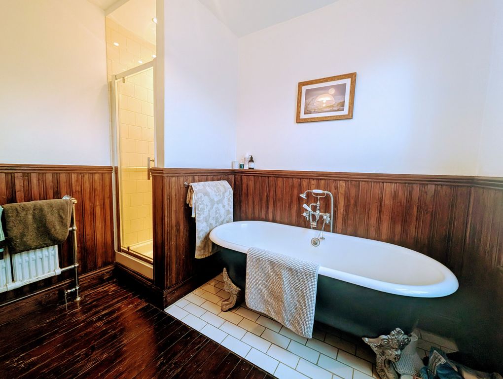 Property photo 3 of 14 38-Rose-Avenue-Bathroom.Jpg