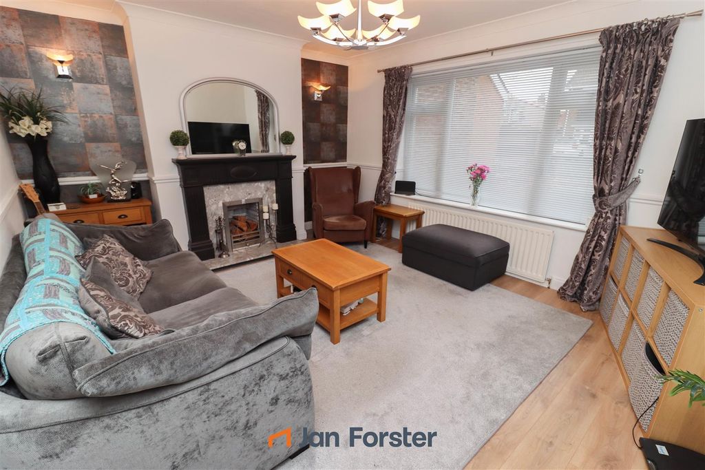 Property photo 2 of 17 Lounge