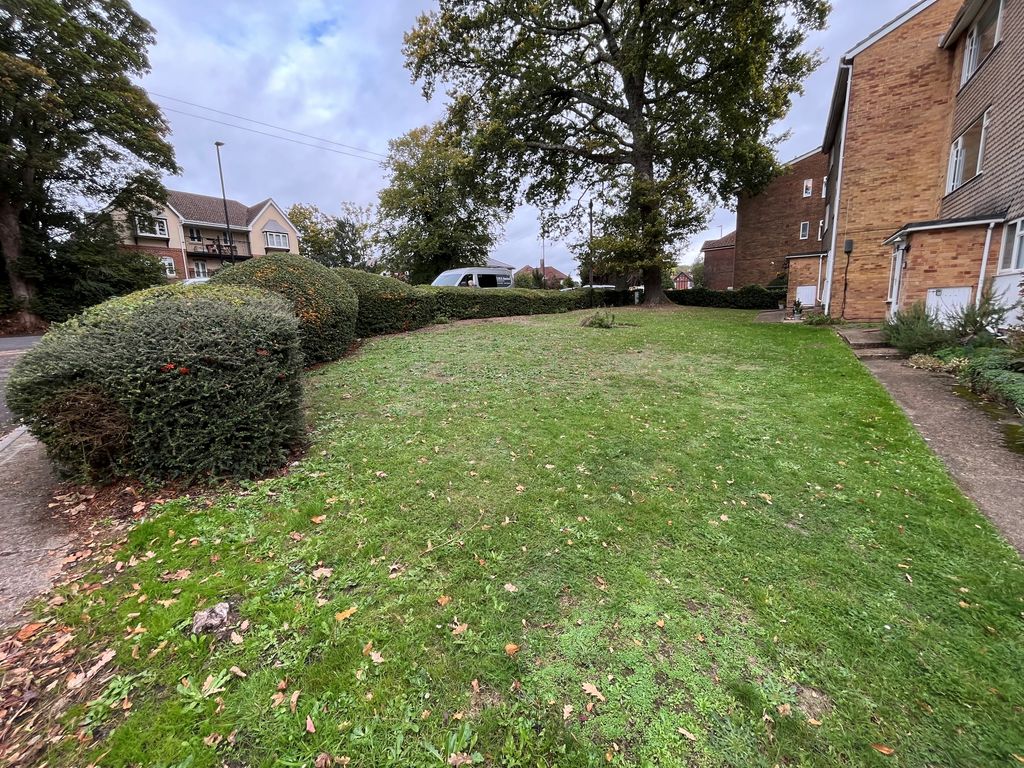 Property photo 2 of 11 Front Com Garden