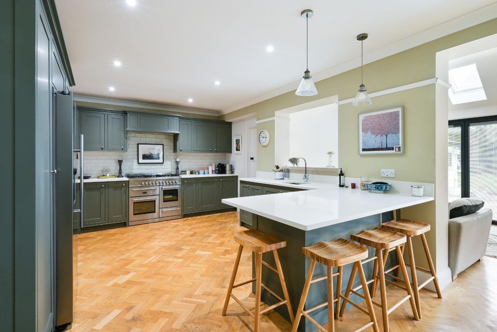 Property photo 3 of 32 Woodcote Hurst