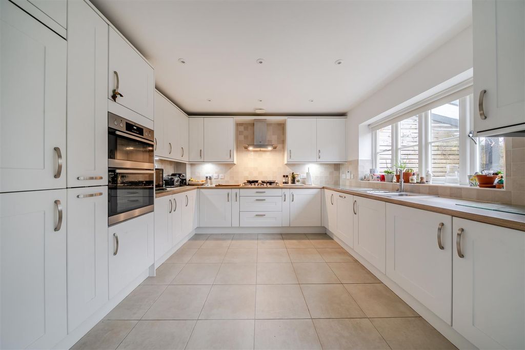 Property photo 2 of 19 Kitchen