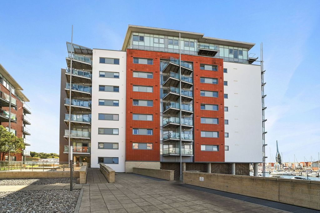 Property photo 1 of 18