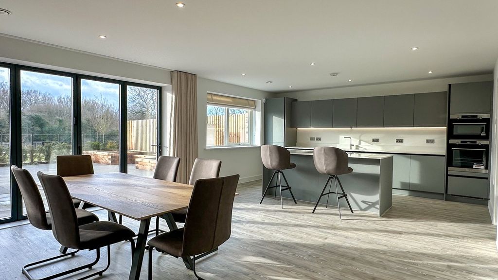 Property photo 2 of 17 Picture No. 11