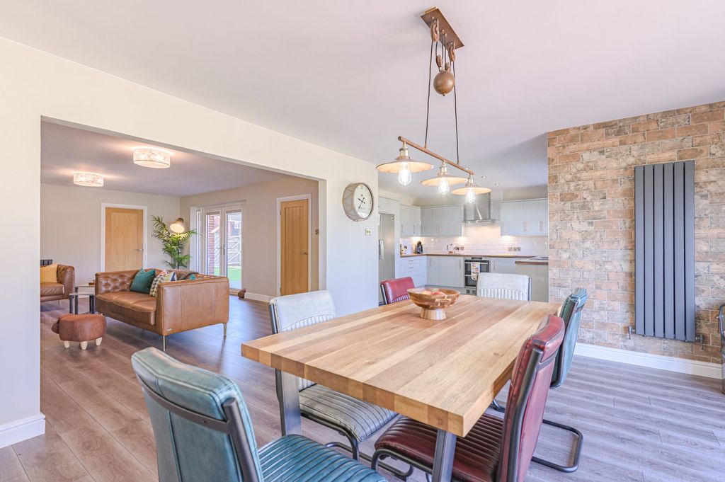 Property photo 2 of 33