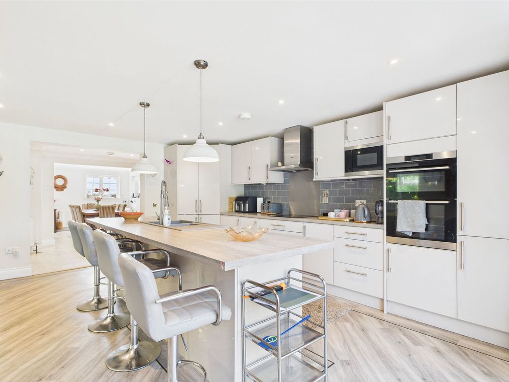 Property photo 2 of 28