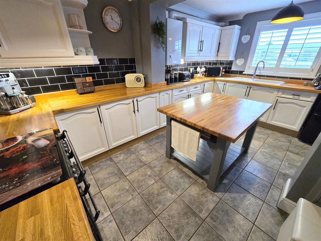 Property photo 2 of 16 Kitchen/Diner
