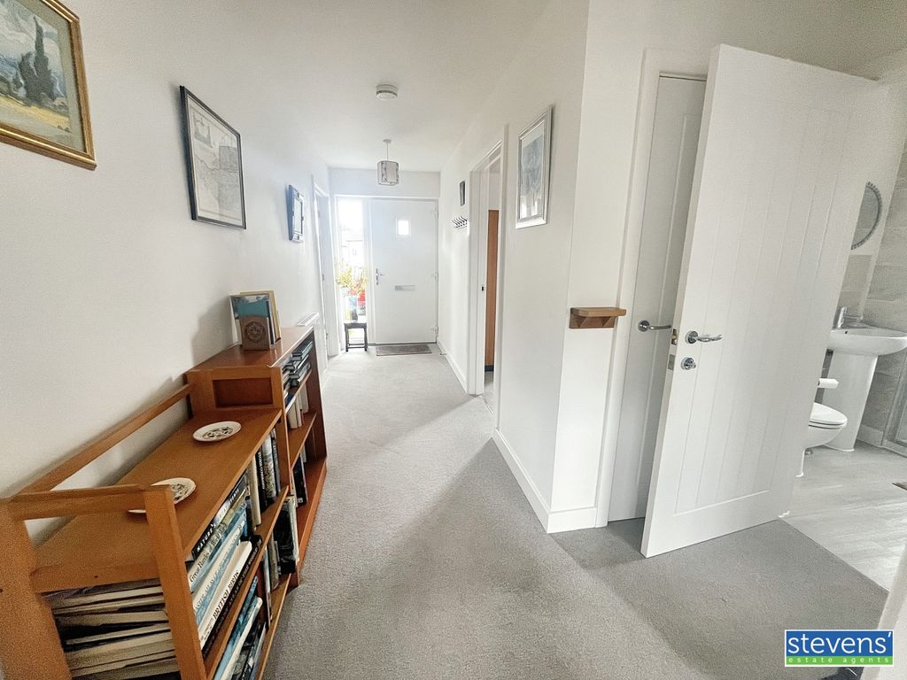 Property photo 3 of 17 Image00020