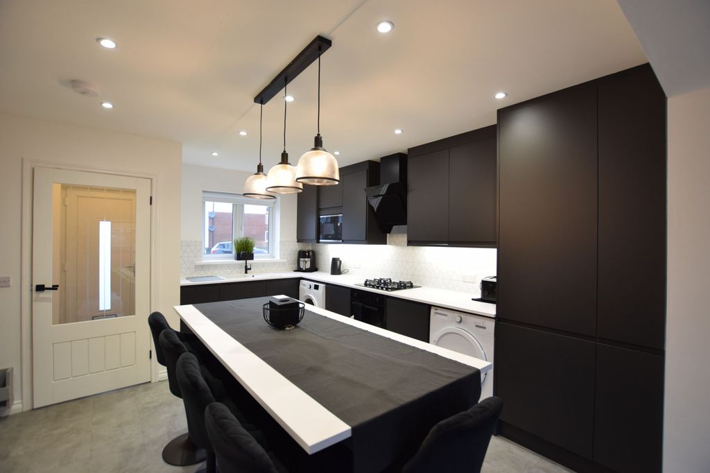 Property photo 3 of 11 Kitchen